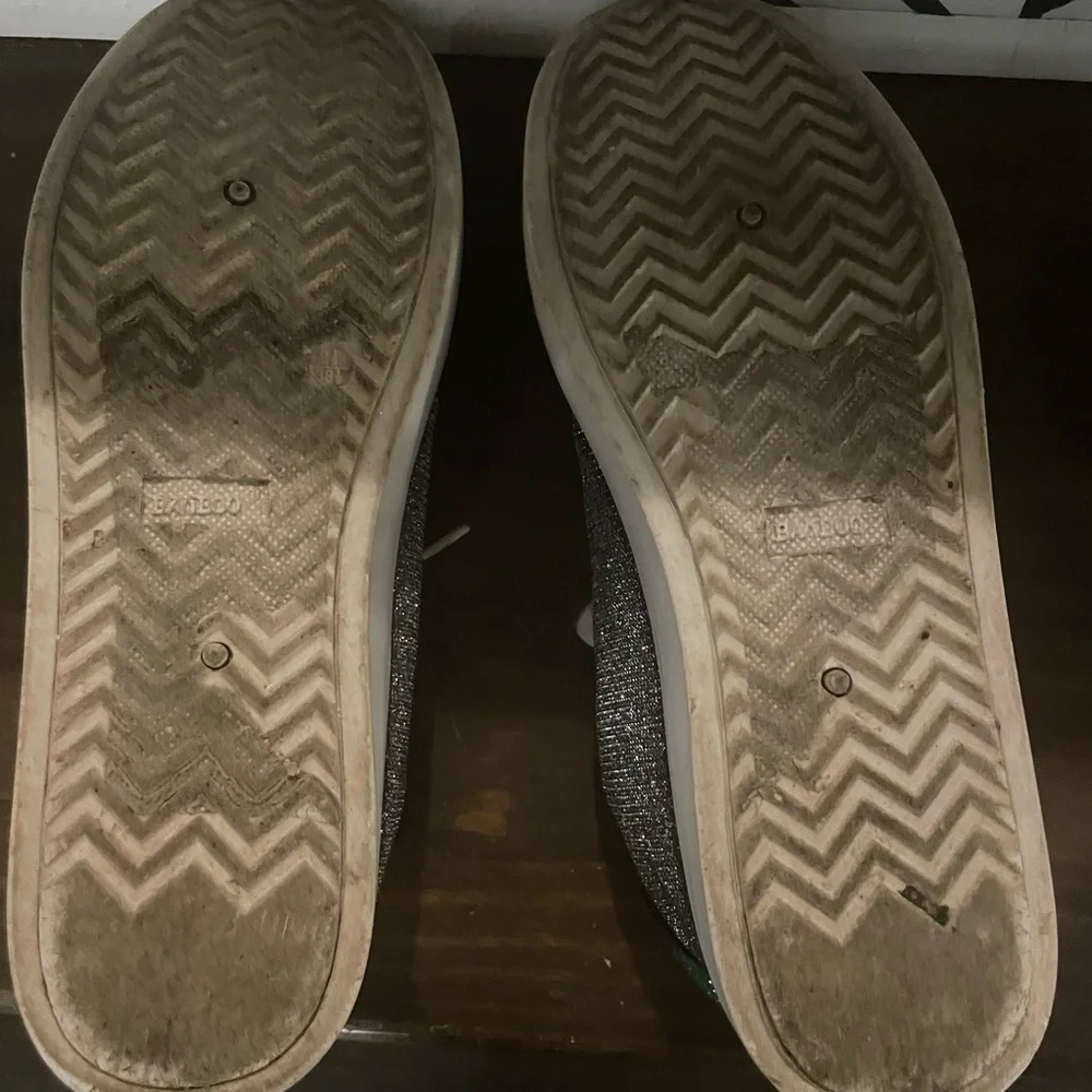 Bamboo‎ metallic silver shoes with green lips shoes
